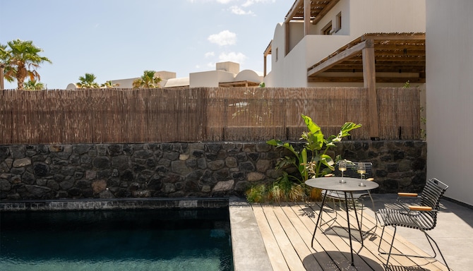 Radisson Blu Zaffron Resort, Santorini - 泳池景色