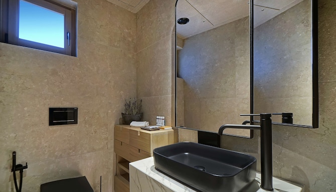 Radisson Blu Zaffron Resort, Santorini - 套房浴室