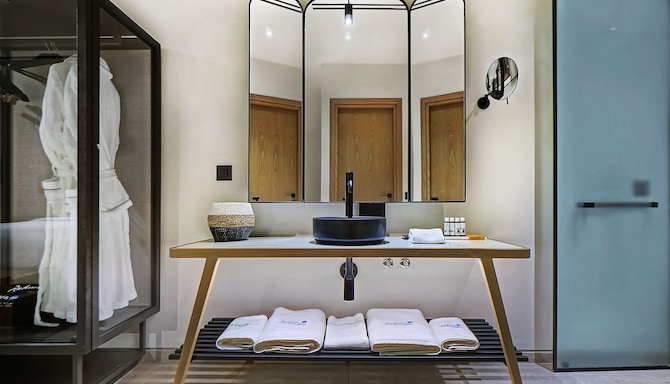 Radisson Blu Zaffron Resort, Santorini - 套房浴室