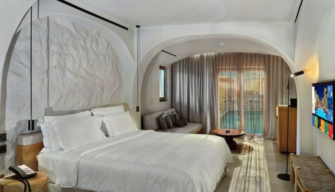 Radisson Blu Zaffron Resort, Santorini - 泳池景色