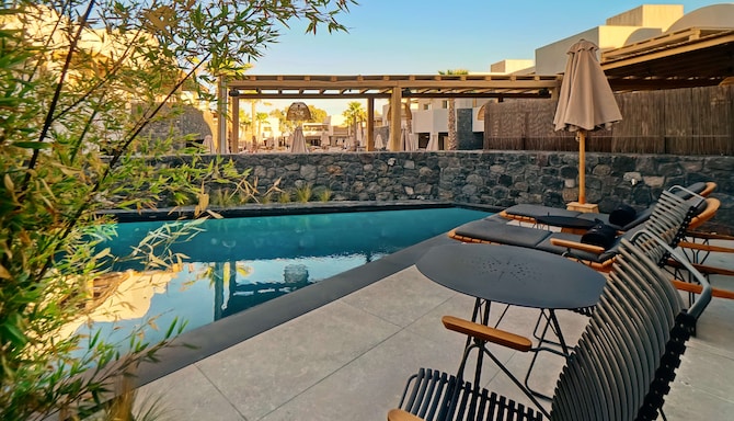 Radisson Blu Zaffron Resort, Santorini - 泳池景色