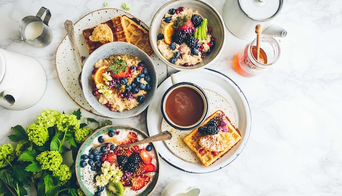 Yulaf ezmesi, waffle ve kahve gibi kahvaltılık çeşitleri