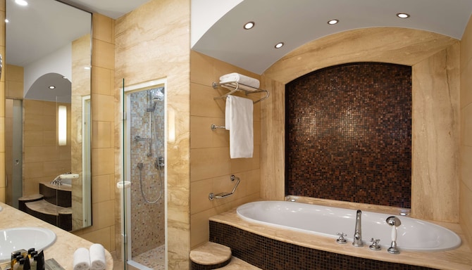 Radisson Collection Astorija Hotel, Vilnius - Bad im Gästezimmer