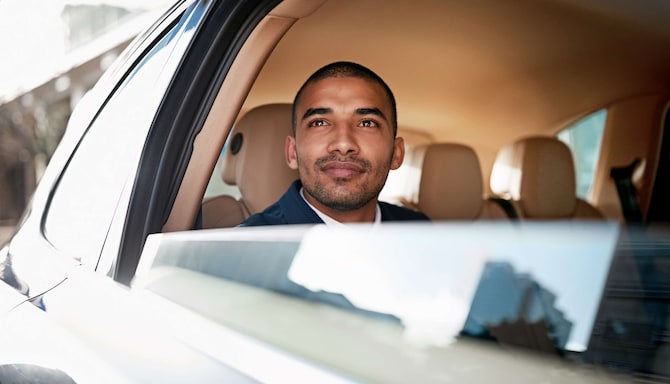 Radisson Collection - Geschäftsmann nutzt Autoabholservice