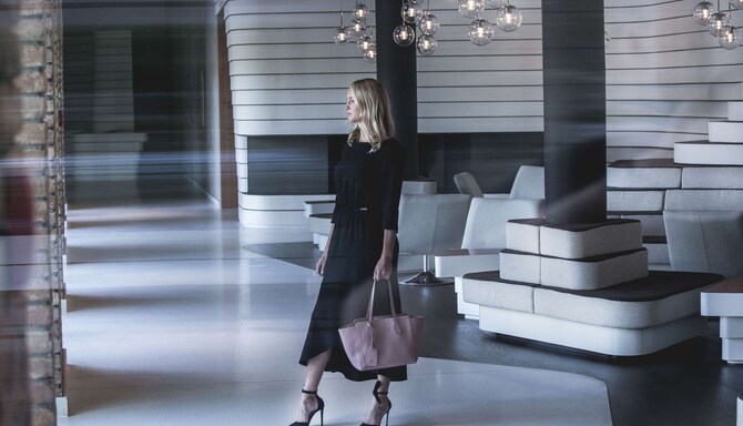 Radisson Collection-märket - Kvinna i lobbyn