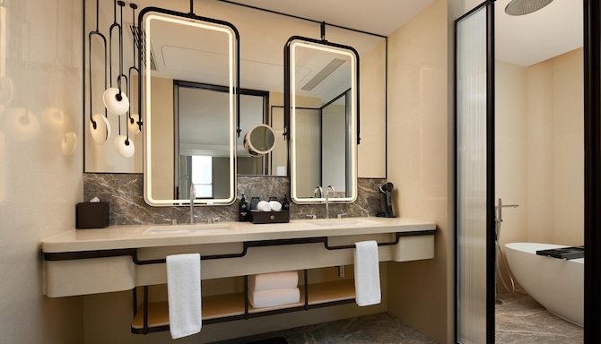 Radisson Collection Hi-Tech Zone Chengdu - Grand Skyline King Room with River View