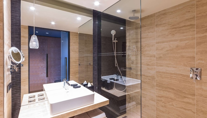 Radisson Collection Hotel Bamako - Guest room bathroom