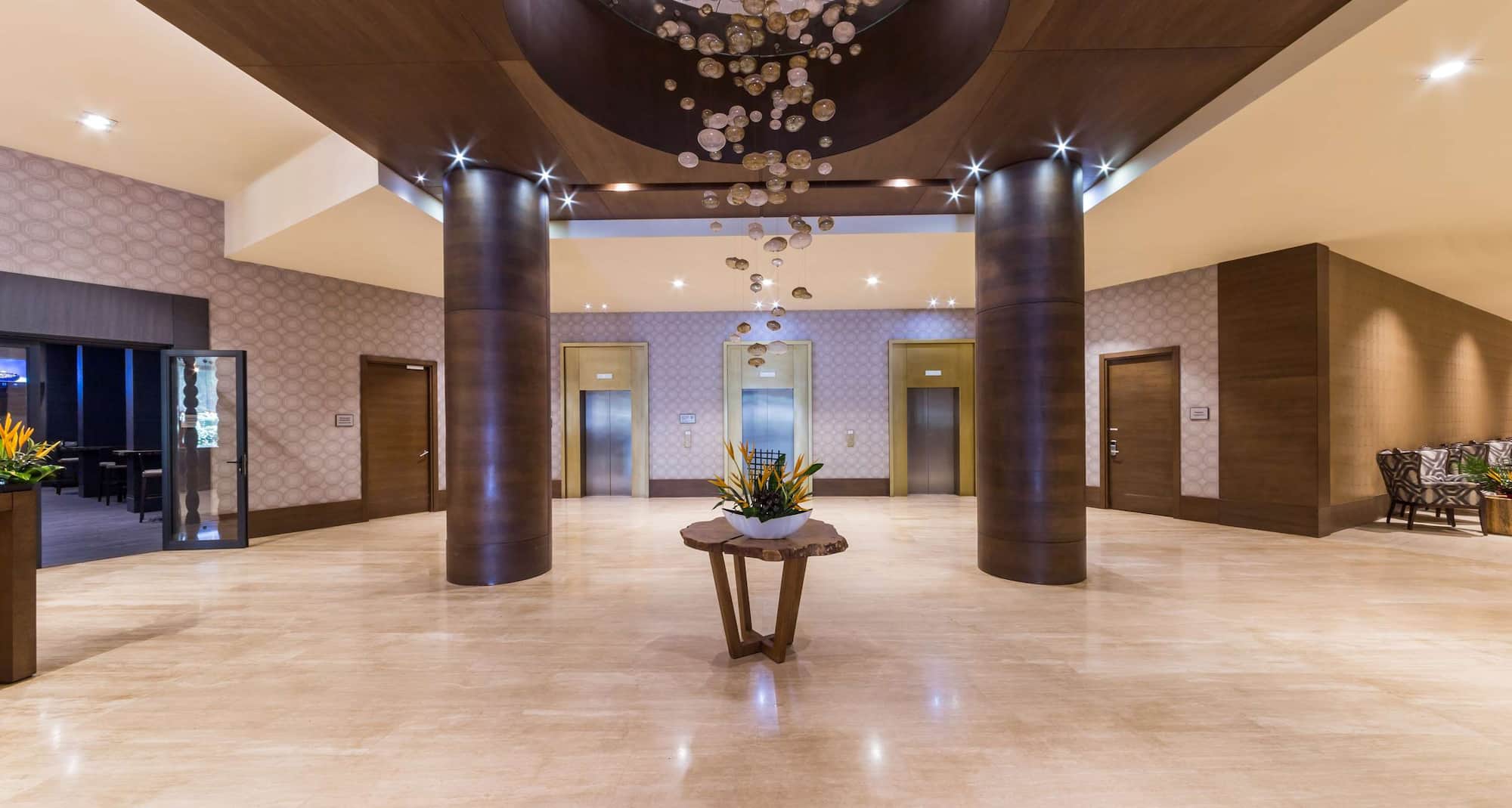 Radisson Collection Hotel Bamako - Ascenseurs dans le hall de réception