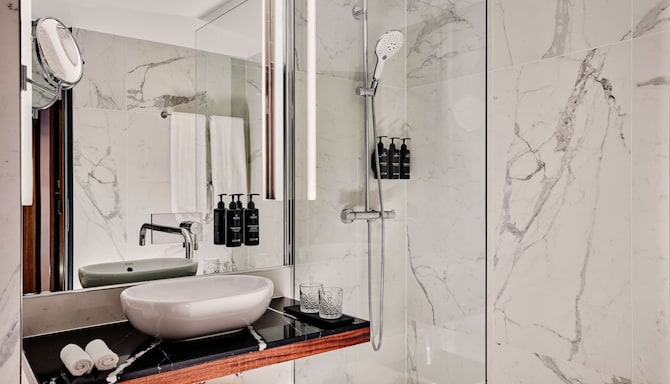 Radisson Collection Hotel, Berlin - حمام غرفة الضيوف