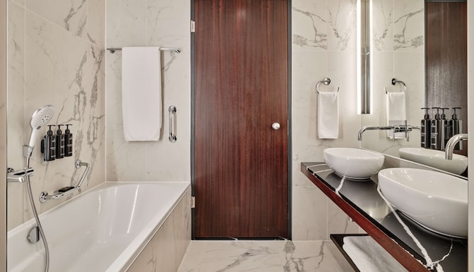 Radisson Collection Hotel, Berlin - حمام غرفة الضيوف