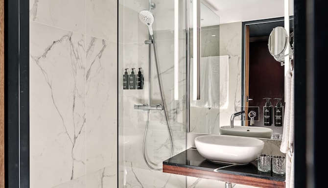 Radisson Collection Hotel, Berlin - حمام غرفة الضيوف