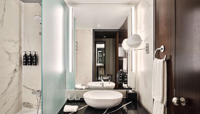 Radisson Collection Hotel, Berlin - حمام غرفة الضيوف