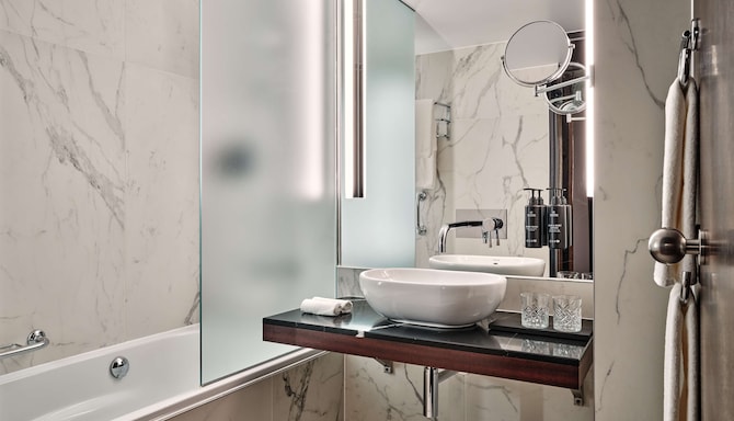 Radisson Collection Hotel, Berlin - حمام غرفة الضيوف