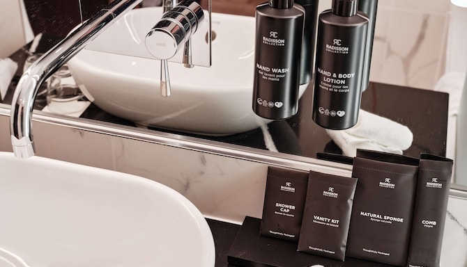 Radisson Collection Hotel, Berlin - حمام غرفة الضيوف