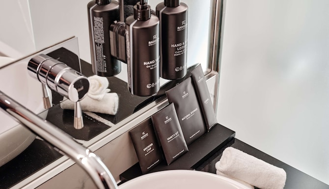 Radisson Collection Hotel, Berlin - حمام غرفة الضيوف