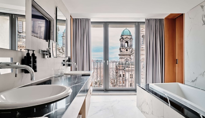 Radisson Collection Hotel, Berlin - حمام الجناح