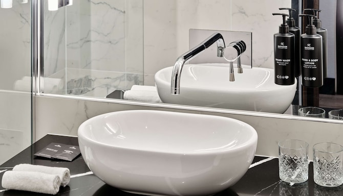 Radisson Collection Hotel, Berlin - حمام الجناح