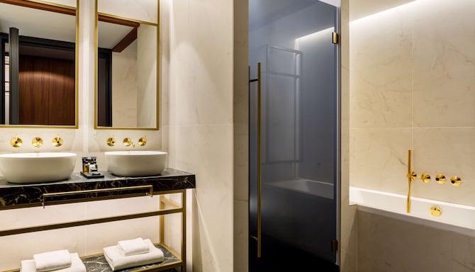 Radisson Collection Hotel, Gran Via Bilbao - Collection Superior bathroom