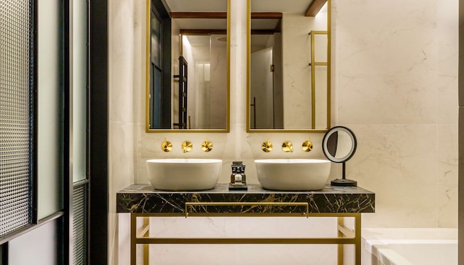 Radisson Collection Hotel, Gran Via Bilbao - Collection Superior - Balcony bathroom