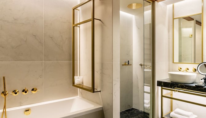 Radisson Collection Hotel, Gran Via Bilbao - Family room bathroom