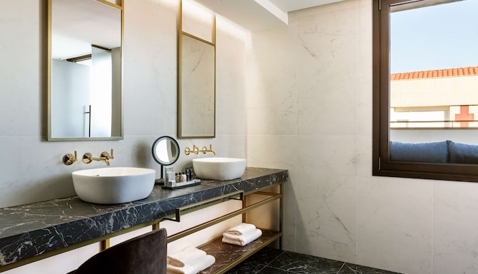 Radisson Collection Hotel, Gran Via Bilbao - Presidential Suite master bathroom