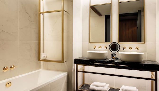 Radisson Collection Hotel, Gran Via Bilbao - Junior Suite bathroom