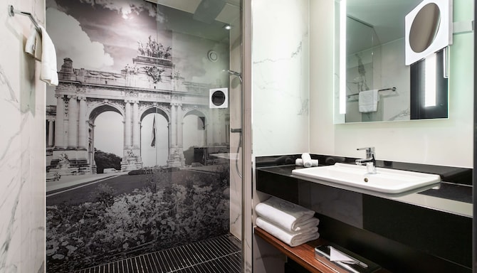 Radisson Collection Hotel, Grand Place Brussels - Bathroom with shower