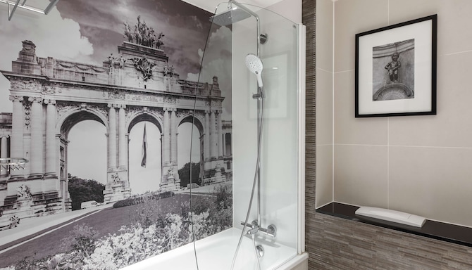Radisson Collection Hotel, Grand Place Brussels - Bathroom with bathtub
