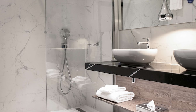 Radisson Collection Hotel, Grand Place Brussels - Bathroom with shower
