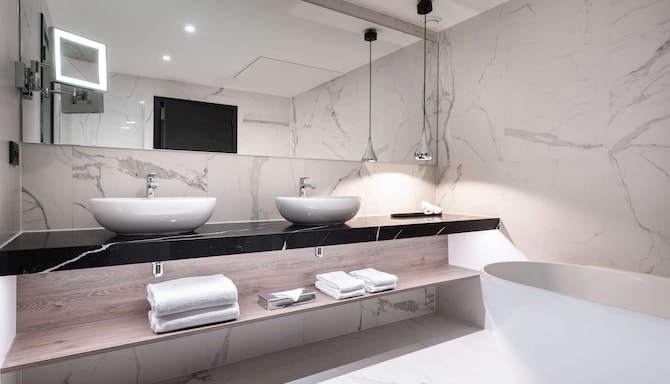 Radisson Collection Hotel, Grand Place Brussels - Premium Suite, bathroom