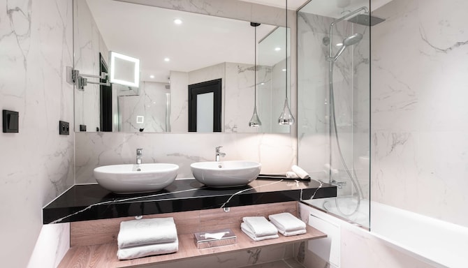 Radisson Collection Hotel, Grand Place Brussels - Suite bathroom with two sinks and bathtub