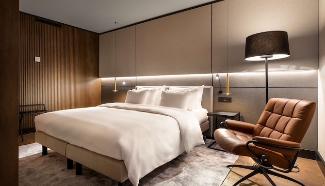 Radisson Collection Hotel, Grand Place Brussels - Premium Suite, bedroom area