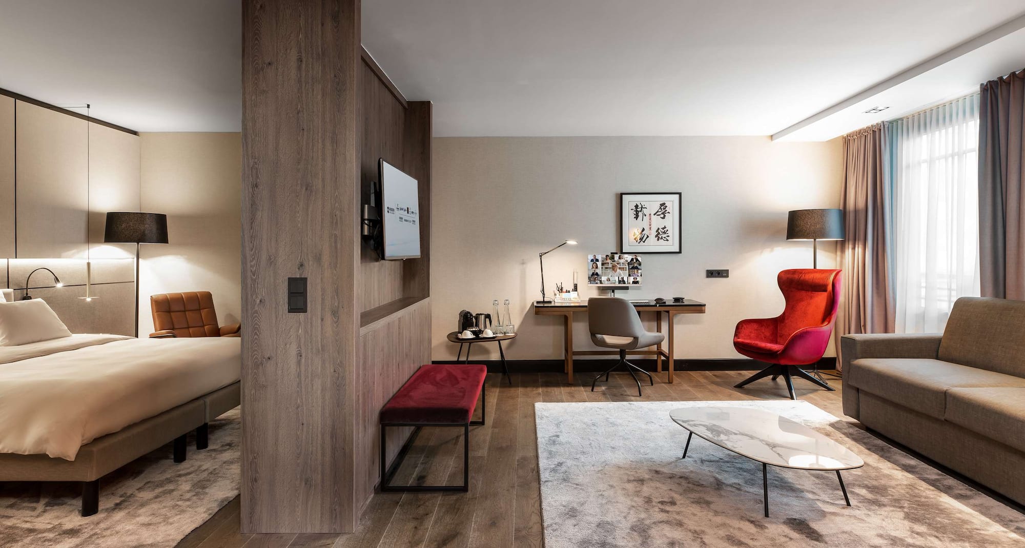 {slide.slideData.multimedia.alternateText}