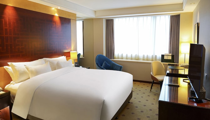 Radisson Collection Hotel, Hyland Shanghai - executive suite queen bedroom