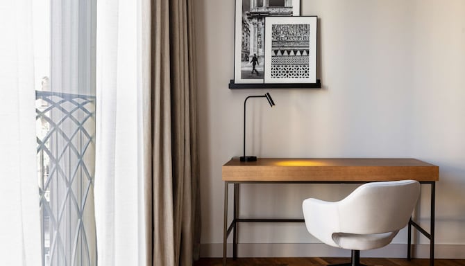 Radisson Collection Hotel, Magdalena Plaza Sevilla - Guest room desk