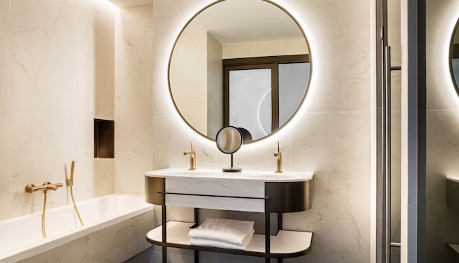 Radisson Collection Hotel, Magdalena Plaza Sevilla - Junior Suite bathroom