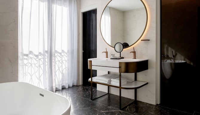 Radisson Collection Hotel, Magdalena Plaza Sevilla - Bathroom