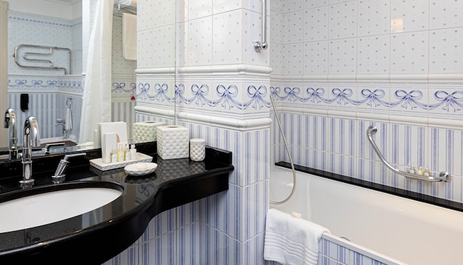 Radisson Collection Hotel, Moscow - Guest bathroom