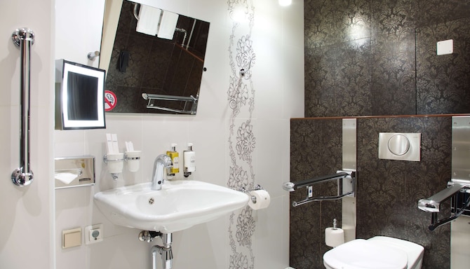 Radisson Collection Hotel, Moscow - Accessible bathroom