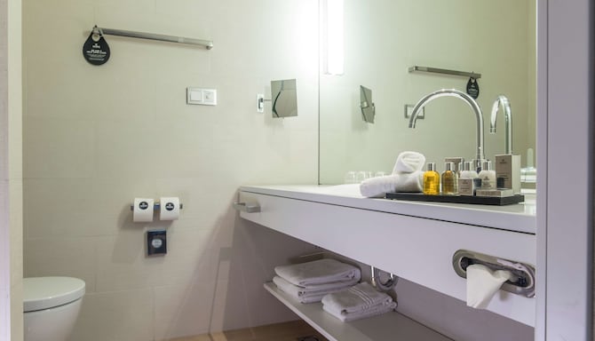 Radisson Collection Hotel, Old Mill Belgrade - Family Room bathroom