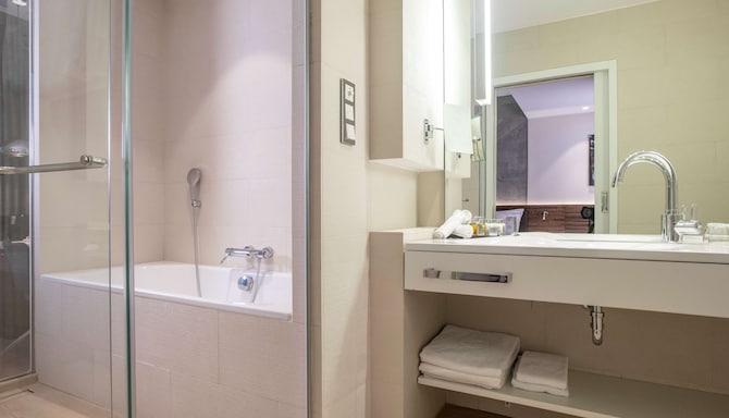 Radisson Collection Hotel, Old Mill Belgrade - Collection Premium Room bathroom