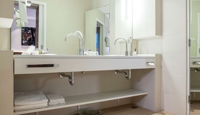 Radisson Collection Hotel, Old Mill Belgrade - Collection Premium Room bathroom