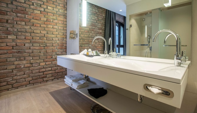 Radisson Collection Hotel, Old Mill Belgrade - Junior Suite bathroom