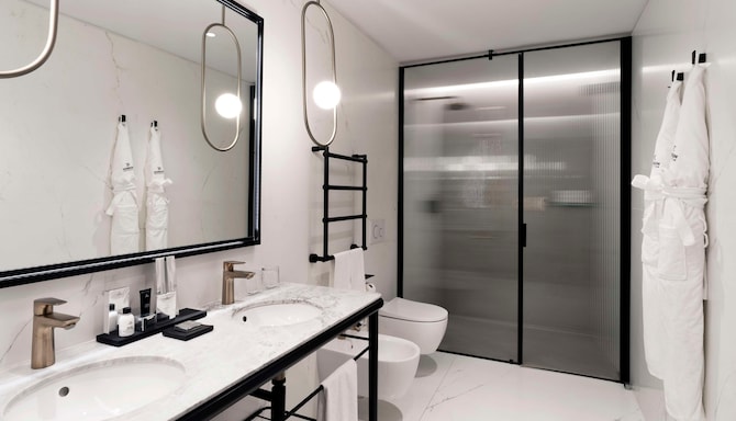 Radisson Collection Hotel, Palazzo Nani Venice - Renaissance Junior Suite bathroom