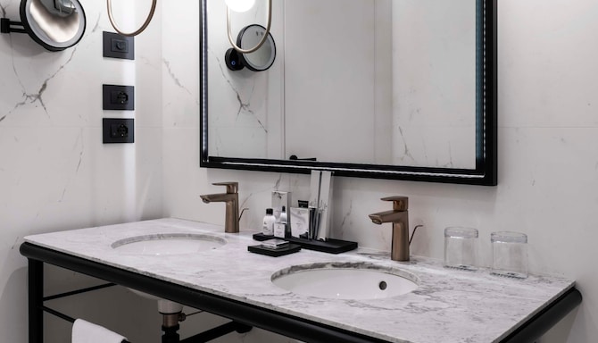 Radisson Collection Hotel, Palazzo Nani Venice - Renaissance Junior Suite bathroom