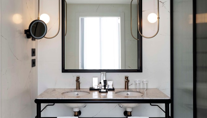 Radisson Collection Hotel, Palazzo Nani Venice - Renaissance Junior Suite bathroom