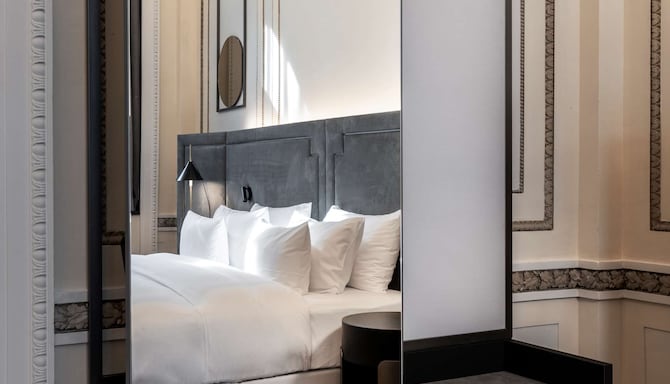 Radisson Collection Hotel, Palazzo Touring Club Milan - Presidential Suite wardrobe
