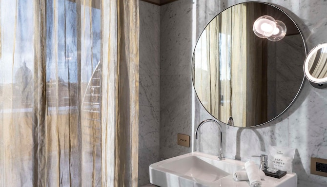 Radisson Collection Hotel, Roma Antica - Wanna w pokoju gościnnym