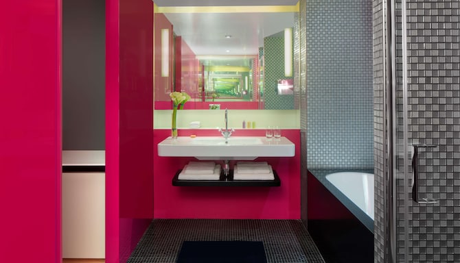 Radisson Collection Hotel, Royal Mile Edinburgh - 套房浴室