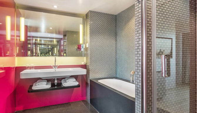 Radisson Collection Hotel, Royal Mile Edinburgh - Suite bathrooom
